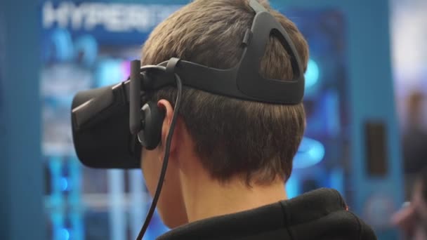 Niño jugando videojuego con gafas Oculus Development Kit VR . — Vídeo de stock