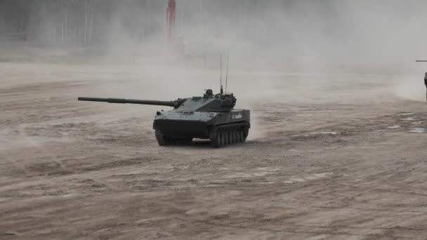 Tank rijden op de weg op het militaire Forum International in Moscow region, Rusland — Stockvideo