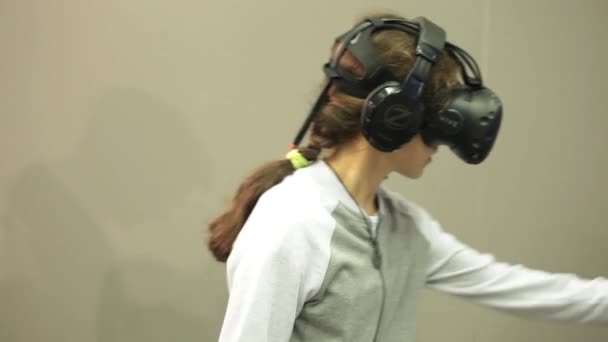 Chica jugando videojuego con gafas HTC Vive VR . — Vídeo de stock