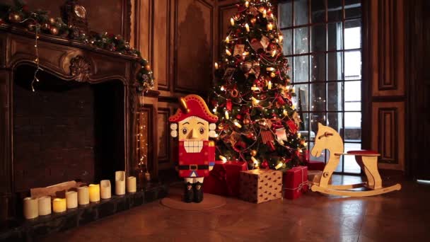 Nový rok strom ozdoben interiér pokoje v klasickém stylu — Stock video