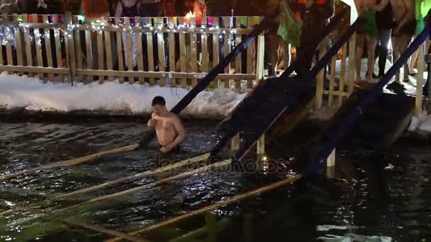 ホリデイ ・ イエスのバプテスマです。ヨルダン氷穴で泳いでエピファニー — ストック動画