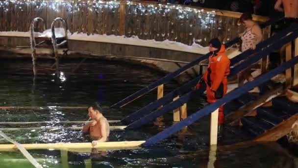 Battesimo di festa di Gesù. Epifania nuoto in Giordania buco del ghiaccio — Video Stock