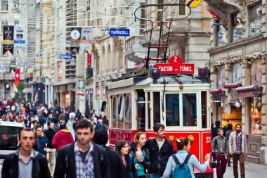 Taksim kare kırmızı Tramvayda. Vintage tramvay ile ünlü turistik çizgi