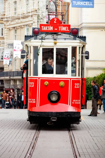 Czerwony tramwaj na placu Taksim. Słynnej linii turystycznych z rocznika tramwajowego — Zdjęcie stockowe