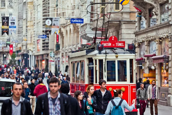 Röd spårvagn på Taksim square. Berömda turistiska linje med vintage spårvagnen — Stockfoto