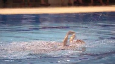 Kızlar perfomance yüzücüler senkronize