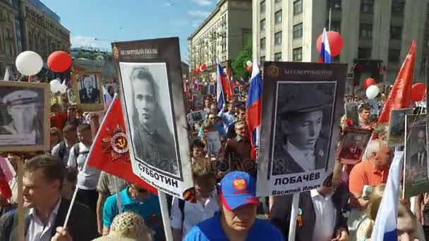 Marcha del regimiento inmortal en el Día de la Victoria el 9 de mayo. Marchas para conmemorar a los participantes de la Segunda Guerra Mundial — Vídeo de stock