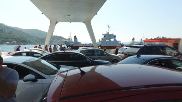 Ferryboat cruzando Kamenari-Lepetane en Montenegro — Vídeos de Stock