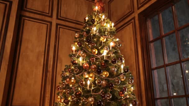 Neujahrshintergrund mit Geschenken und blinkender Girlande am Baum — Stockvideo