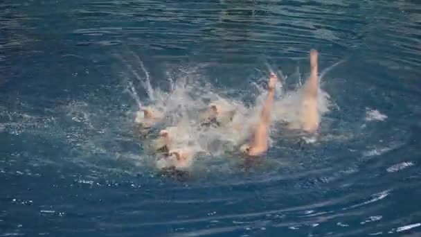 Ομαδικά αθλήματα νερού, κορίτσια συγχρονισμένη κολύμβηση — Αρχείο Βίντεο