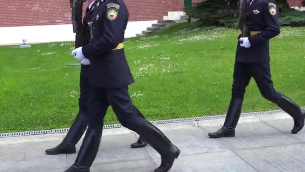 Changing guards in Alexanders Garden near eternal flame in Moscow, Russia — Stock Video