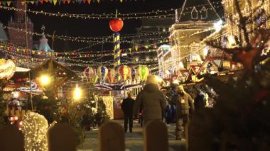 Moskova şehir merkezinde, dekore ve Moskova'da Noel için ışıklı kırmızı kare kırmızı meydanında insanlar üstünde Noel pazarı.