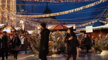 İnsanlar Noel pazarında Red Meydanı ' nda bir şekilde dekore edilmiş ve için ışıklı Noel Moskova, Rusya