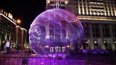 Işık saçan topu Manezh Meydanı Moskova, Rusya. Şehir Noel dekorasyon