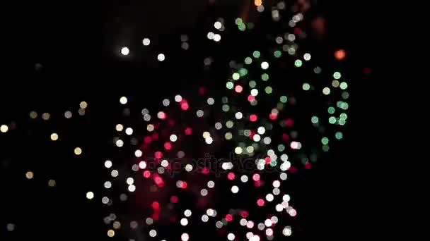 Espectáculo pirotécnico de fuegos artificiales desenfocado — Vídeos de Stock