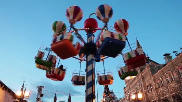 Mercado de Navidad en la Plaza Roja de Moscú. Oscilaciones de carrusel en bazar de Navidad — Vídeos de Stock