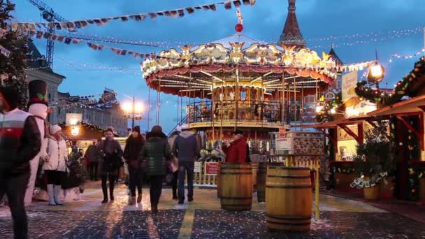 Människor på Julmarknad på Röda torget, inredda och belysta för jul i Moskva, Ryssland — Stockvideo