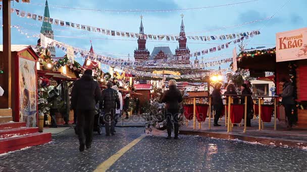 Människor på jul marknaden på Röda torget i Moskva city center, dekorerad och belysta Röda torget till jul i Moskva. — Stockvideo