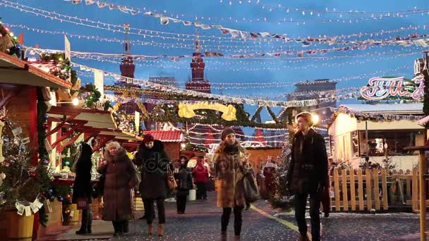 Människor på Julmarknad på Röda torget, inredda och belysta för jul i Moskva, Ryssland — Stockvideo