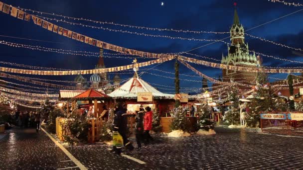 People on Christmas market on Red Square in Moscow city center, Decorated and illuminated Red Square for Christmas in Moscow. — Stock Video