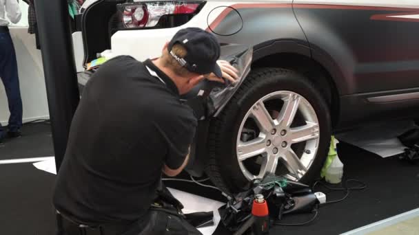 Mann überklebt Auto mit orakelhaftem Kohlefilm — Stockvideo