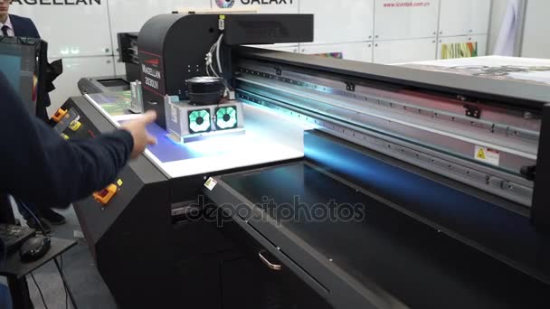 Impresora UV de cama plana industrial — Vídeo de stock