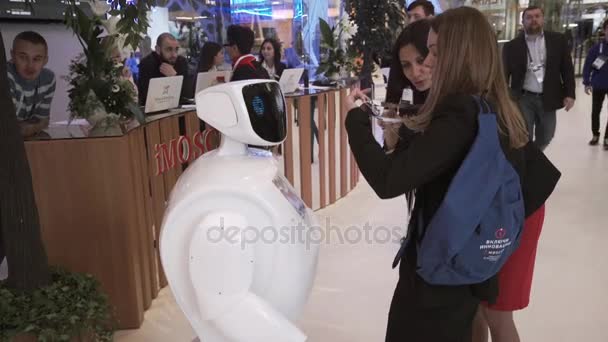 Moskou technologische forum Open innovaties 2016 in Technopark Skolkovo. Bezoekers in gesprek met promobot robot — Stockvideo