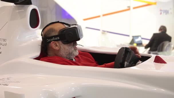 Человек с помощью автосимулятора с виртуальными очками в игровом центре — стоковое видео