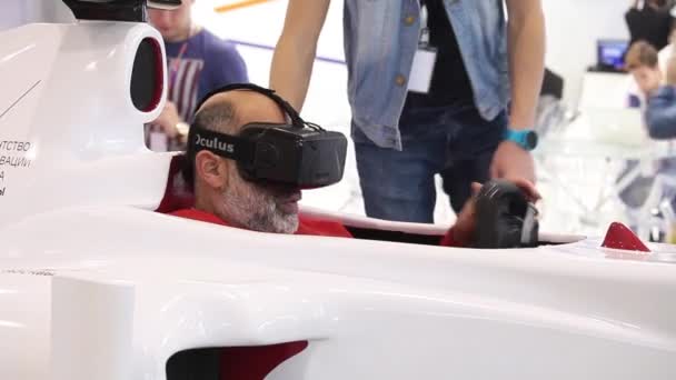 Hombre usando simulador automático con gafas virtuales en el centro del juego — Vídeo de stock