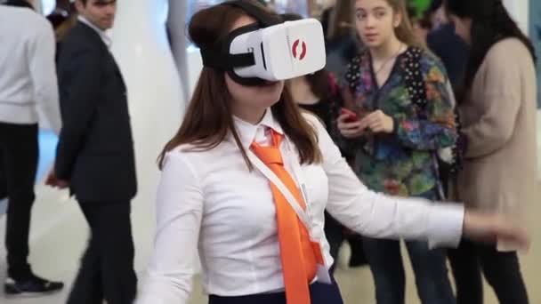 Fiatal lány játszik virtuális valóság szemüveg a game center — Stock videók