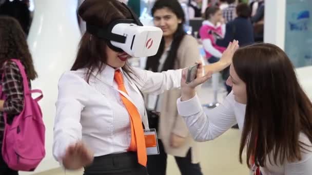 Boy utiliza kit de desarrollo de juegos de realidad virtual, gafas de realidad virtual — Vídeos de Stock