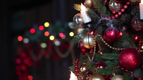 Nový rok pozadí s dárky a blikající věnec na stromě — Stock video