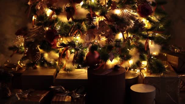 Fondo de Año Nuevo con regalos y guirnalda intermitente en el árbol — Vídeos de Stock