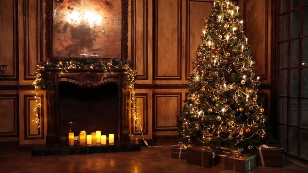 Yeni yıl ağacı dekore edilmiş oda iç klasik tarzı — Stok video