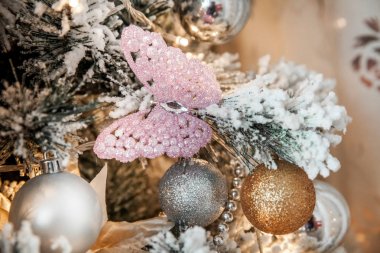 Süslenen yeşil yeni yıl ağacı