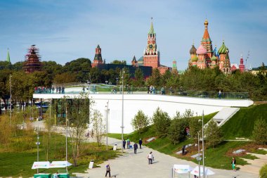 Moskova Kremlin ve St Basils Katedrali görünümünde yeni Zaryadye Park, Moskova, Rusya Red Square yakınındaki Şehir Parkı