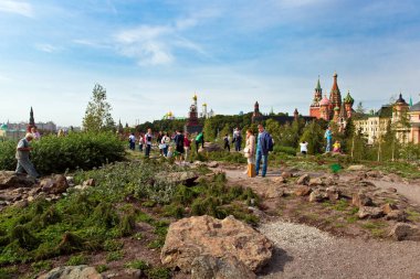 Moskova Kremlin ve St Basils Katedrali görünümünde yeni Zaryadye Park, Moskova, Rusya Red Square yakınındaki Şehir Parkı