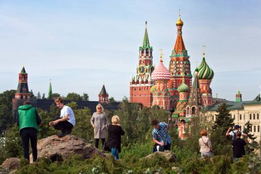Moskova Kremlin ve St Basils Katedrali görünümünde yeni Zaryadye Park, Moskova, Rusya Red Square yakınındaki Şehir Parkı