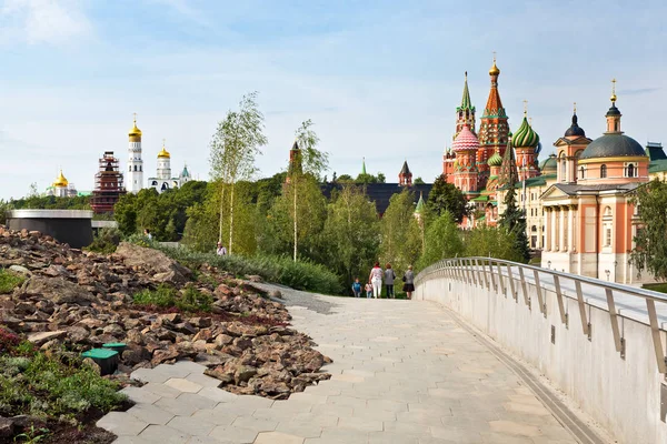Calle Varvarka con catedrales e iglesias - vista desde el nuevo Parque Zaryadye ubicado cerca de la Plaza Roja en Moscú, Rusia — Foto de Stock