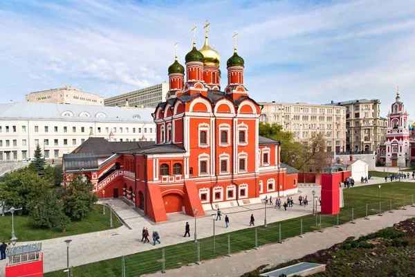 Kreml moskiewski i może widok w nowy Park Zaryadye, park miejski, położony w pobliżu Placu Czerwonego w Moskwie, Rosja — Zdjęcie stockowe