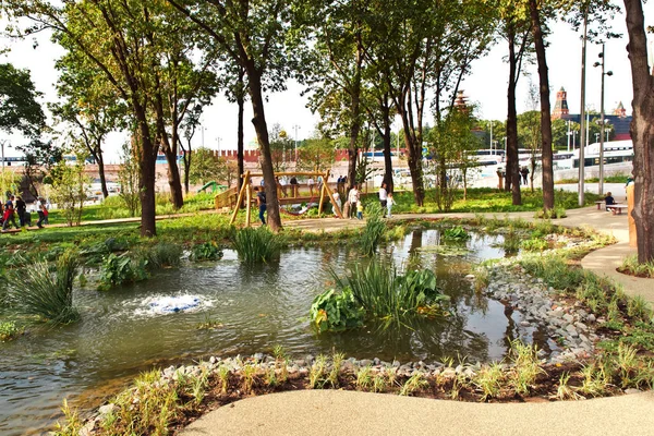Nové Zaryadye Park, městský park se nachází nedaleko Rudého náměstí v Moskvě, Rusko — Stock fotografie