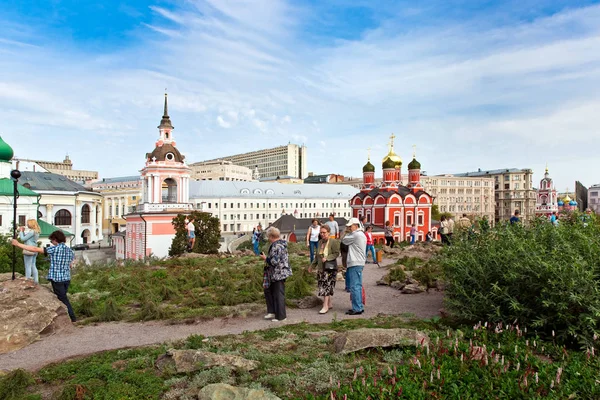 Calle Varvarka con catedrales e iglesias - vista desde el nuevo Parque Zaryadye ubicado cerca de la Plaza Roja en Moscú, Rusia — Foto de Stock