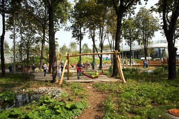 Neuer zaryadye park, stadtpark in der nähe des roten platzes in moskau, russland — Stockfoto