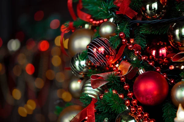 Vánoční pozadí s blikajícím věnec na stromě — Stock fotografie