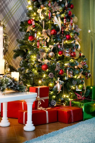 Klasické bílé vánoční interiérové pozadí — Stock fotografie