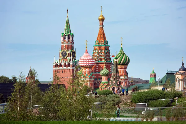 Moscovo Kremlin e Catedral de São Basílio vista no novo Zaryadye Park, parque urbano localizado perto da Praça Vermelha em Moscou, Rússia Fotos De Bancos De Imagens