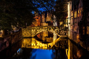 Geceleri Bruges'deki Kanallar