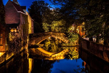 Geceleri Bruges'deki Kanallar