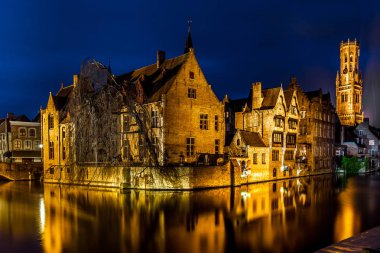 Geceleri Bruges'deki Kanallar