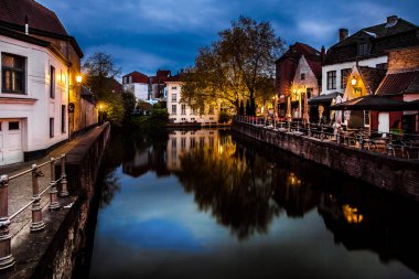 Geceleri Bruges'deki Kanallar